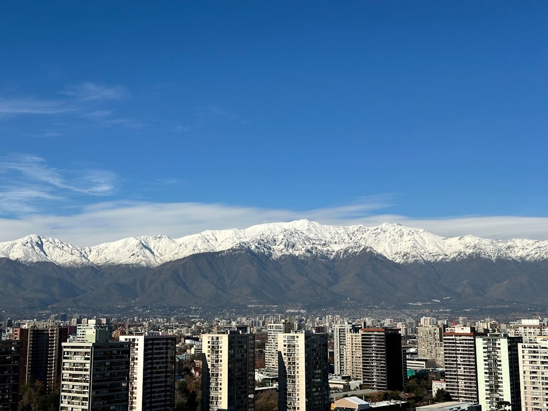 Vista panorâmica de Santiago com a Cordilheira dos Andes ao fundo